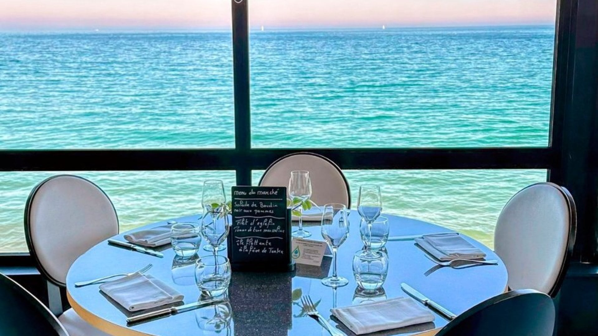 Table de restaurant avec vue mer au Casino Partouche de Pleneuf Val André