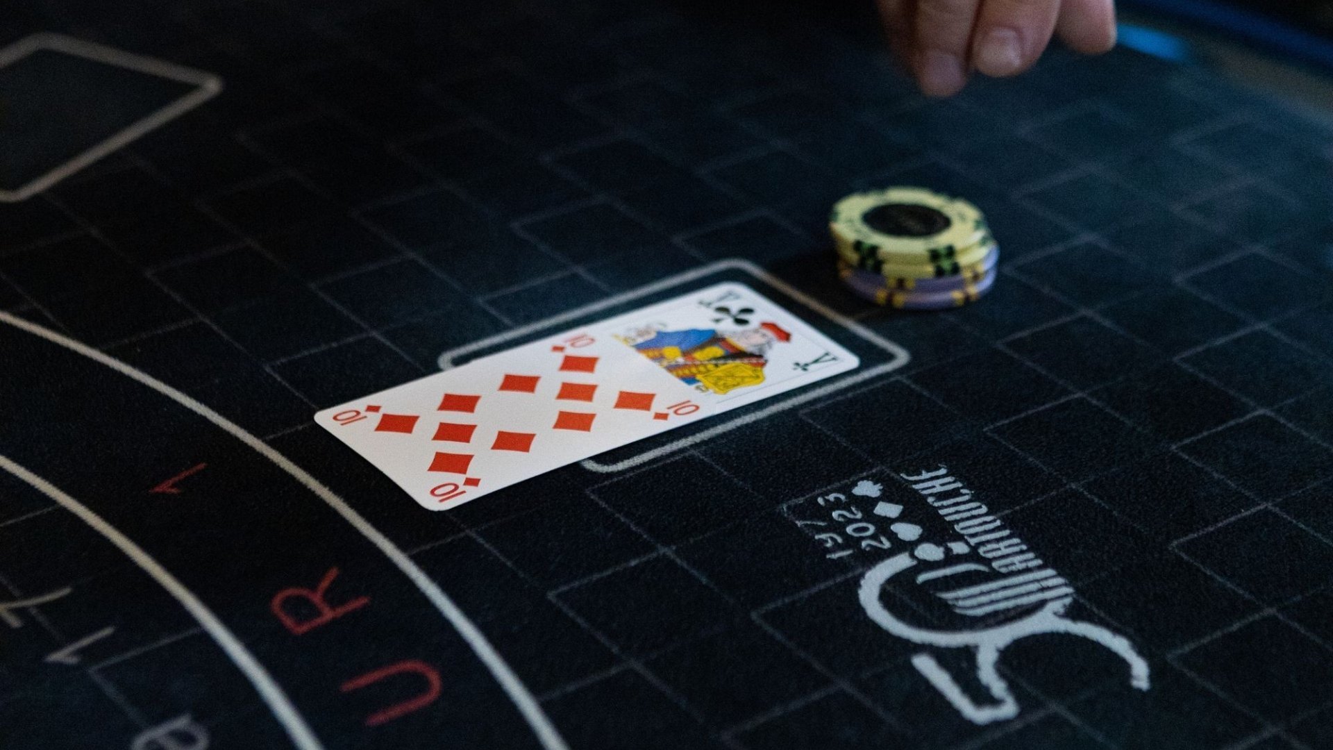 Table de Black Jack avec cartes et jetons prête pour une partie dans l’espace jeux du casino