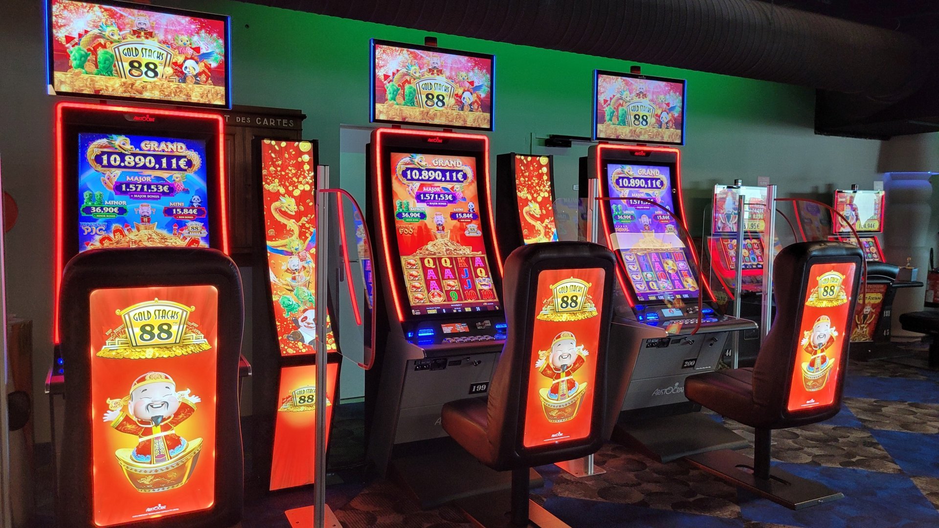 Rangée de machines à sous colorées et animées dans la salle de jeu du casino